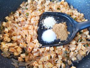 放盐、鸡精和十三香调味。