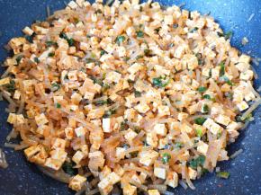 翻炒均匀关火出锅，香辣豆腐馅做好了，盛出备用。