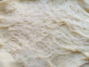 看一下面团，发酵的很好。