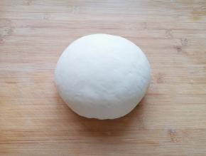 将发酵好的面团揉光排气。