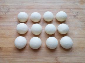 搓成长条，分成大小一致的小剂子揉光滚圆。