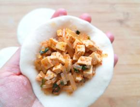 放上足够多的包子馅。