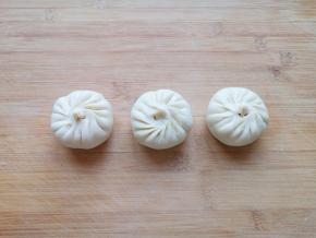 包成自己喜欢的形状，依次做完剩下的面团。