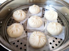 蒸锅内放水，篦子上铺上油纸，放上做好的包子生胚，盖上锅盖二次发酵10分钟左右，凉水上锅，上汽后大火蒸12分钟关火，焖5分钟左右出锅。