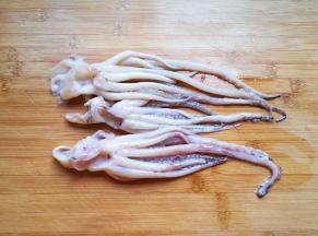 鱿鱼头清洗干净。