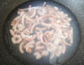 锅内放水烧开，下入鱿鱼段再次烧开，煮一分钟关火。