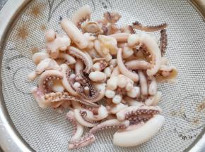 焯过水的鱿鱼段捞出过凉水，控一下水分备用。