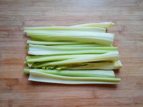 芹菜抽丝洗干净。