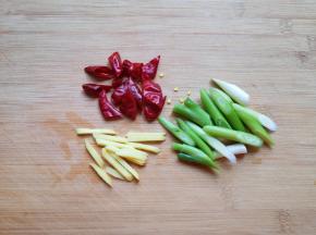生姜片切成丝，干红辣椒和小葱切成段。