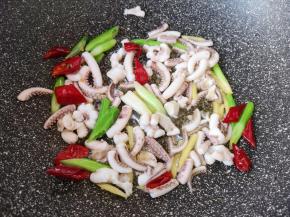 下入鱿鱼段翻炒均匀。