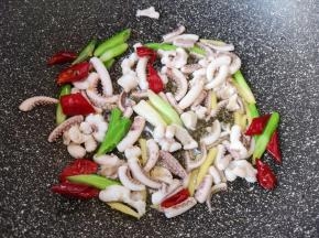 下入鱿鱼段翻炒均匀。