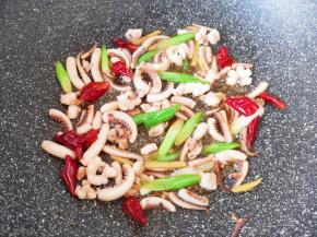 加入味极鲜酱油翻炒均匀。