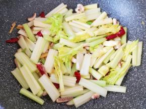 翻炒一分钟左右，芹菜稍微变软。