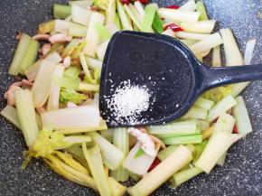 放蘑菇精增鲜。