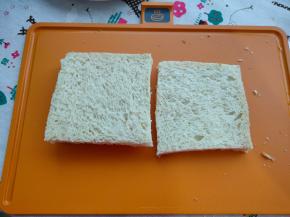 吐司的四边切掉。