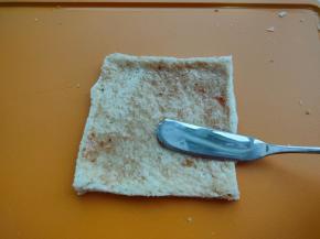 在面包表面涂抹一层草莓果酱，当然，你也可以换成你喜欢的口味。