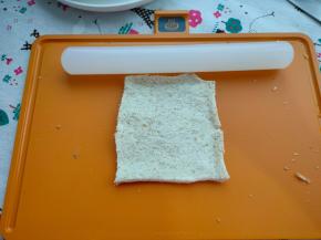 用擀面杖擀平，其余两片也擀好备用。