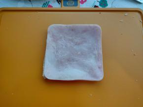 盖上一片美式火腿，对齐。