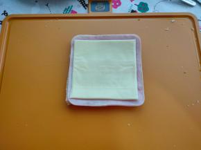 再铺上一片芝士。