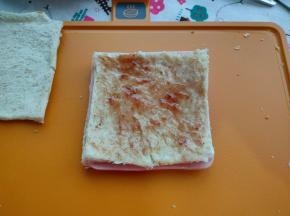 再次在面包表面涂抹一层草莓果酱。
