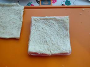 再铺上一片擀好的吐司。