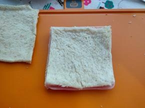 再铺上一片擀好的吐司。