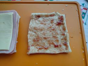 最后一片吐司也在一面涂抹上草莓果酱。