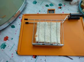 取出多士炉的烤架，压紧定型。