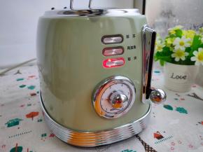 把烤架放入圈厨复古绿多士炉，调到2档加热。