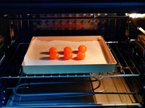 首先将咸蛋黄均匀刷上白酒，放入烤盘中，上下180度烤6分钟。