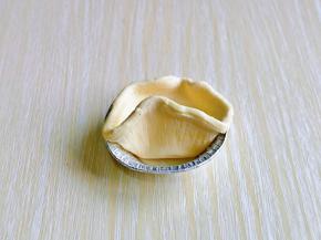 取一个蛋挞皮，首先我们把蛋挞皮的锡纸杯取下来。