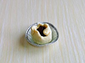 再放上馅料，同样虎口手法包起来揉圆即可。