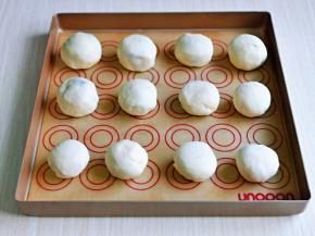 依次做好，放入垫好油纸的烤盘中，并间隔距离。