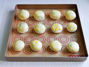 将每个蛋黄酥胚均匀的刷上一层蛋液。