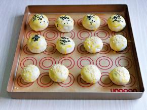 再撒上芝麻，我因为做了两种馅料，所以用了两种颜色的芝麻，这里可以随意哈。