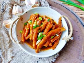 鸡爪色泽油亮，看着就诱人！