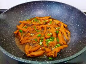 可以放丁点葱作为点缀，盛盘即可食用。