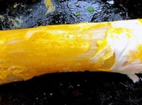 从午餐肉一侧向另一侧卷起