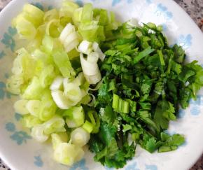 葱和香菜切成粒粒