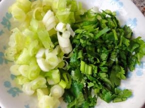 葱和香菜切成粒粒