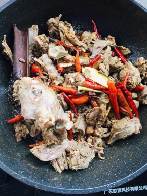 放入兔肉翻炒片刻！