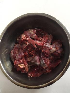 兔肉清洗干净，剁成小块备用！