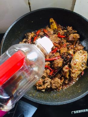 放入适量的生抽翻炒均匀！