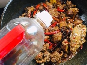 放入适量的生抽翻炒均匀！