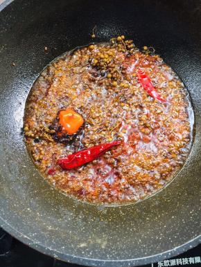 起锅烧油，放入蒜瓣，生姜，花椒爆香，再放入郫县豆瓣酱，火锅底料炒出红油！