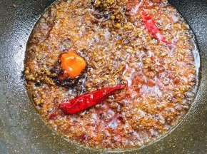 起锅烧油，放入蒜瓣，生姜，花椒爆香，再放入郫县豆瓣酱，火锅底料炒出红油！