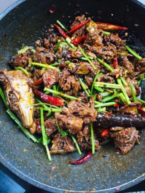 起锅前加入适量的芹菜段翻炒均匀即可！