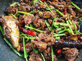 起锅前加入适量的芹菜段翻炒均匀即可！