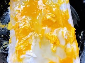 鸡蛋打在冷面上用勺子搅散