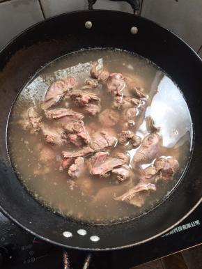 兔肉冷水下锅焯水，慢慢的浸出兔肉里面的血末！